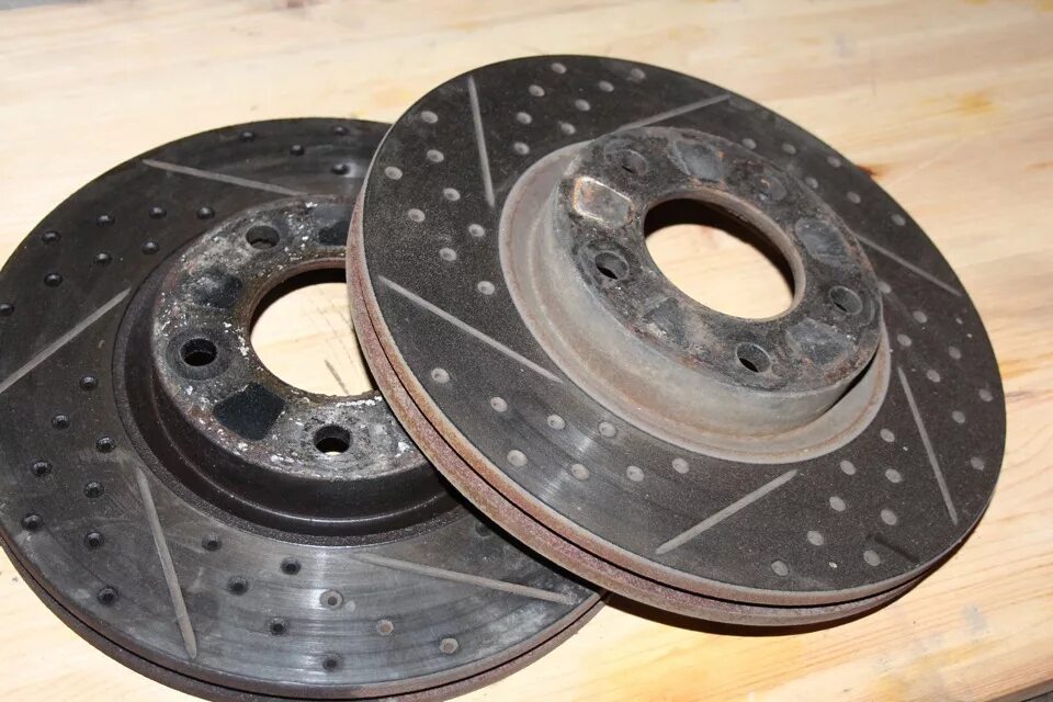 Тормозные диски зиммерман с перфорацией. Диск тормозной передний мазда 3 1. 5226. 20. Тормозные диски tayga mazda 3 mps.