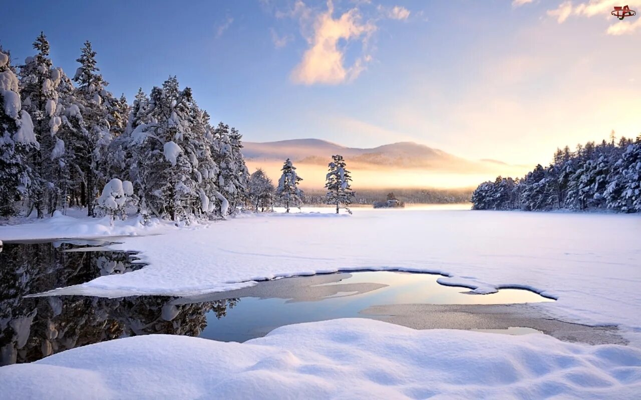 Зима на берегу озера. Зима озеро. Зимний пейзаж с озером. Озеро зимой. Озеро зимой пейзаж.