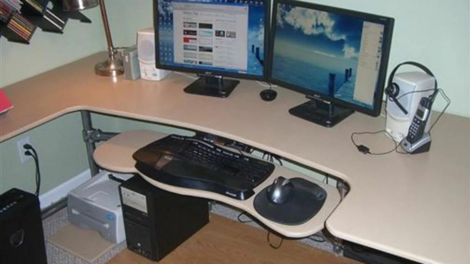 Тоже что и стол компьютера. Необычный компьютерный стол. Компьютерный стол для двух компьютеров. Компьютерный стол под два монитора. Два монитора на столе.