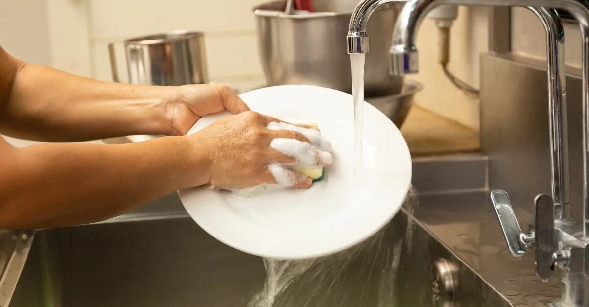 Тарелка для мытья рук. Раковина тарелка. Hands washing dishes. Руки в кухонной раковине фото. The dishes now