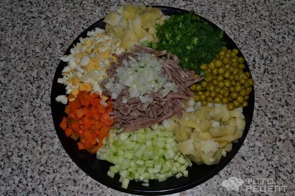 Оливье с говядиной. Какое мясо добавляют в оливье. Оливье лафэй. Какое мясо добавляют в оливье. Салат оливье с говядиной.