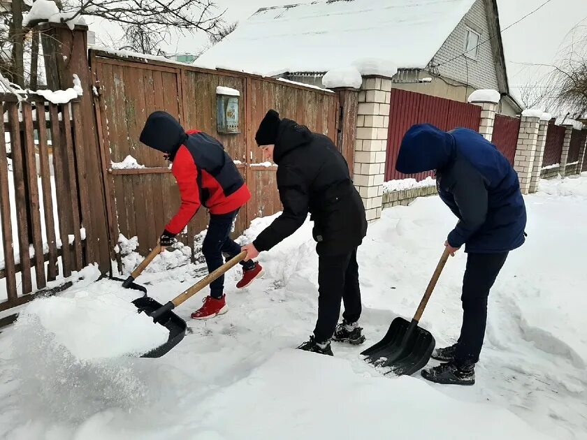 Снять снежок. Убирает снег. Волонтеры помогают убрать снег. Уборка снега коллективная. Человек убирает снег.