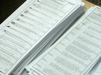Емкость с прорезью для хранения избирательных бюллетеней