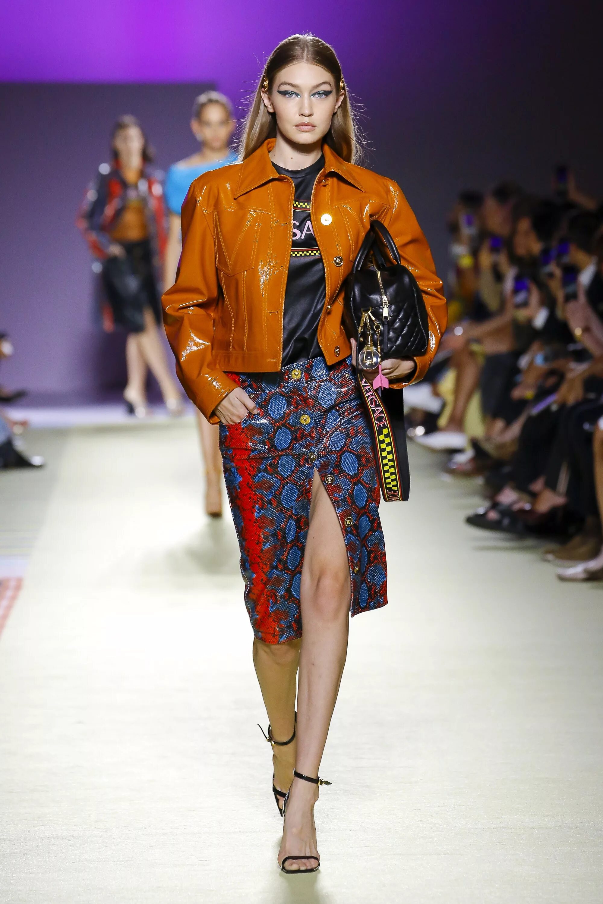 Модные женщины 2019. Модные женщины 2019. Модные необычные образы. Стильный деловой образ. Prada fashion show.