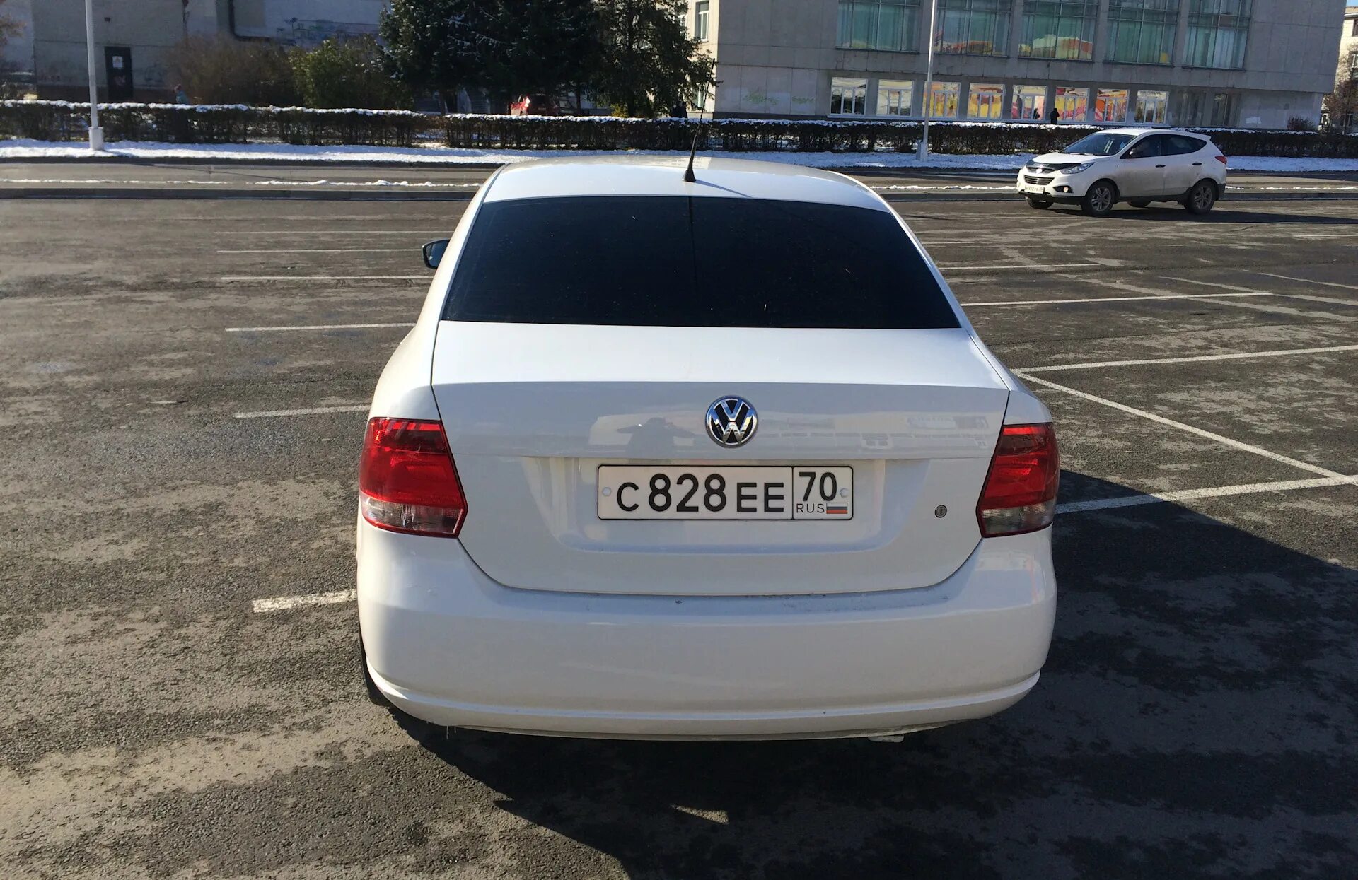 Убрал надпись POLO и рамку номера - Volkswagen Polo Sedan, 1,6 л, 2011 года тюни