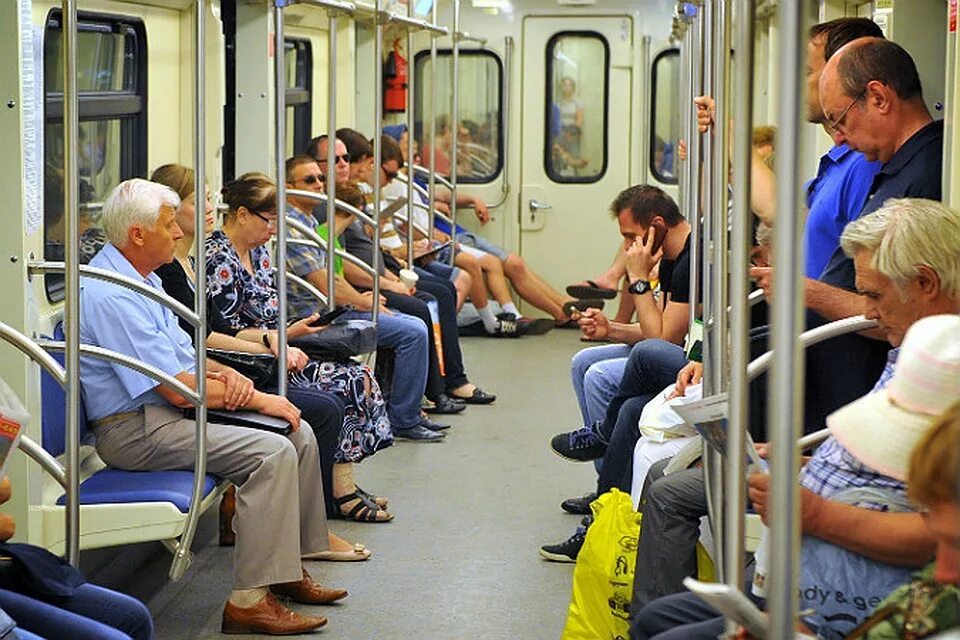 Сколько пассажиров в метро. Пассажиры Московского метро. Люди в вагоне метро. Метро внутри с людьми. Вагон метро с пассажирами.
