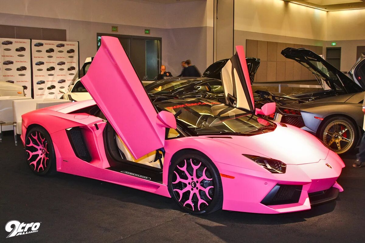 Vw new beetle 2014. Розовый автомобиль. Красивые розовые машины. Найди машину розовую. Машина хелло китти розовая.