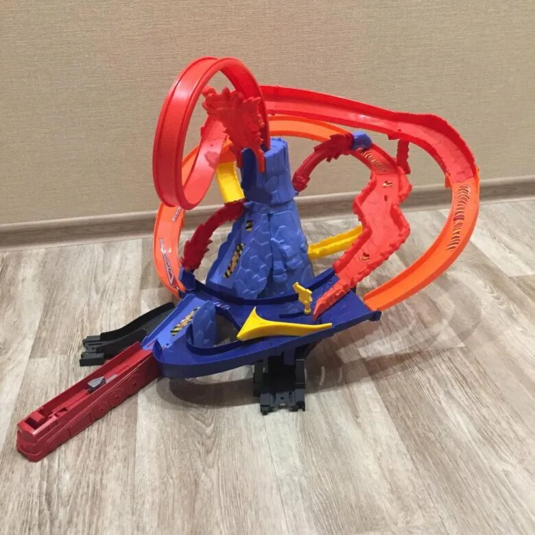 Хот вилс вулкан. Трек hot wheels volcano. трасса хот вилс вулкан. хот вилс набор вулкан. игровой набор хот вилс вулкан арена.