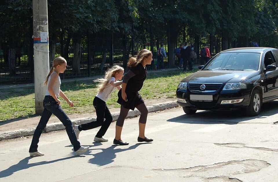 Бегут пешеходы