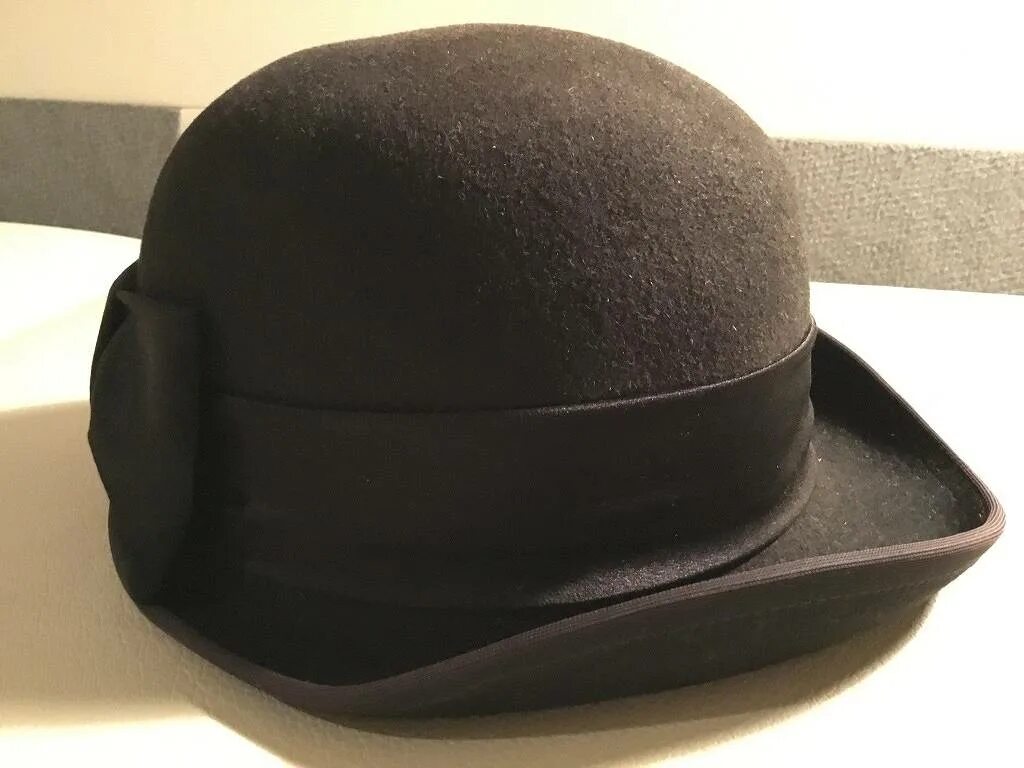 Как почистить фетров. Шляпа с бантом черная. Фетровая шляпка формы горшок. Как и чем почистить фетровую черную шляпу в домашних условиях. Как переделать фетровую шляпу в домашних условиях.