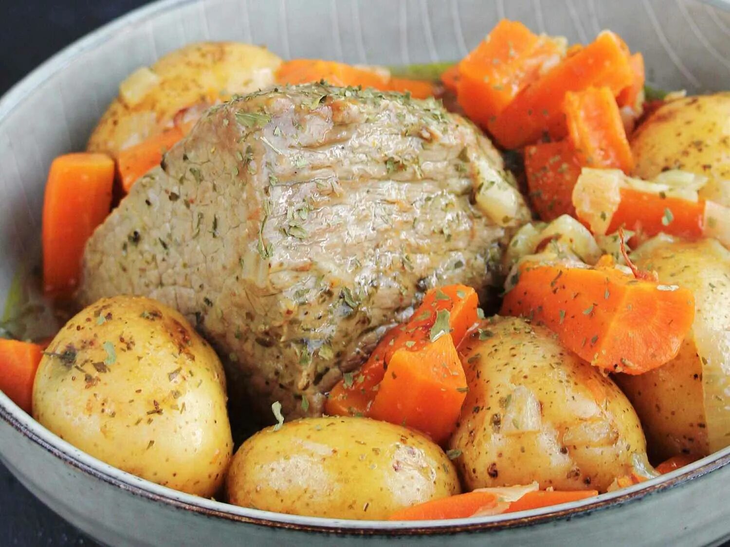 Блюда из картошки морковки. Блюда из репы вкусные. Вкусная картошка в духовке. Запеченная картошка с овощами в духовке. Жареная картошка с овощами.