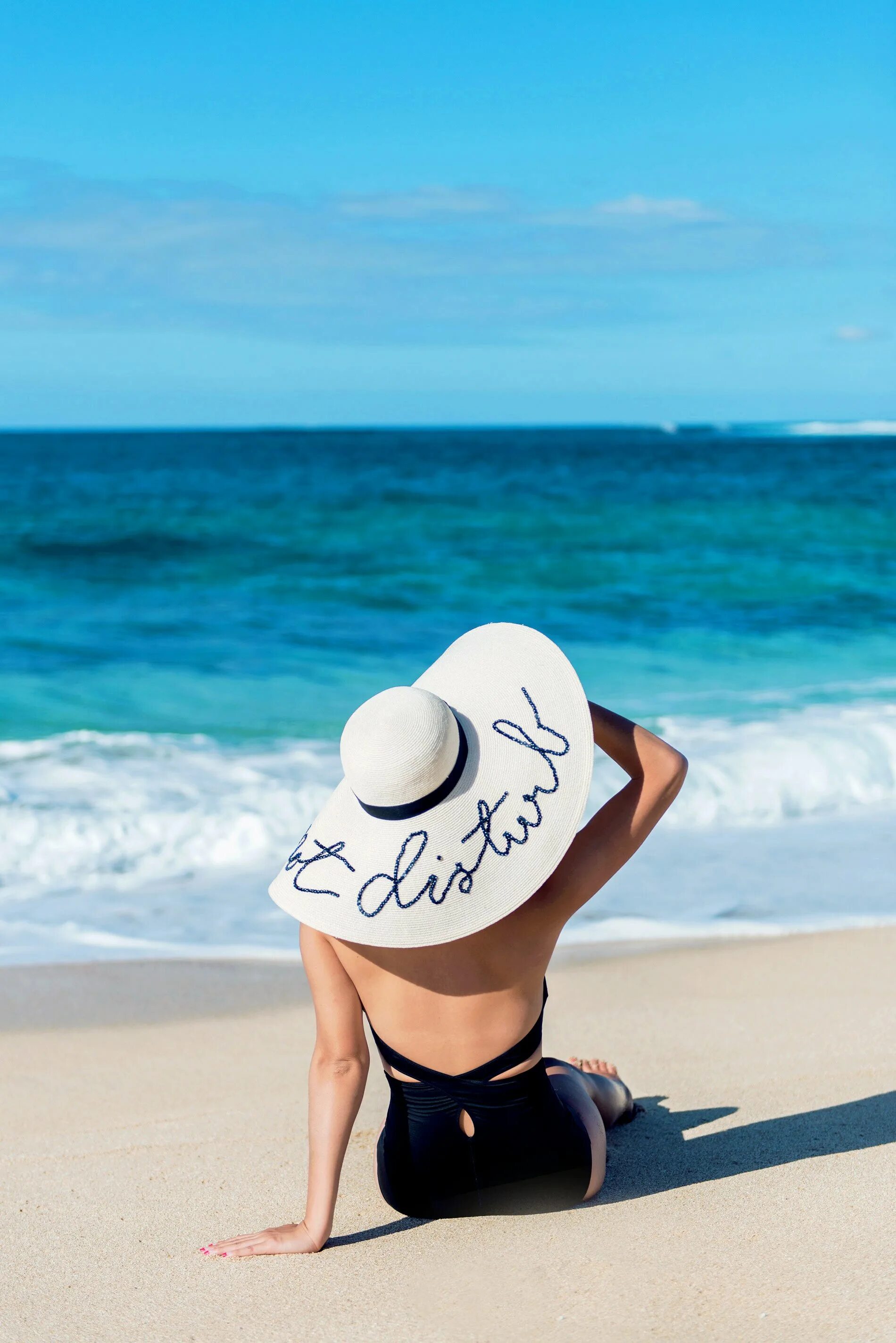 Женщина в шляпе на море. Дама в шляпе на пляже. Девушка в шляпе на пляже. Пляжная фотосессия в шляпе. Вацап морской