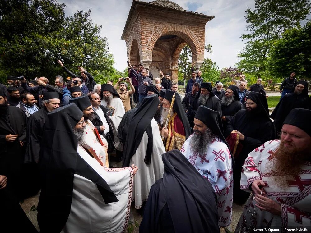 Что сейчас происходит на афоне. Икона достойно есть на афоне. Одеяния священнослужителей монастыря афон греция. Ватопед иверской иконы. Крестный ход на афоне.