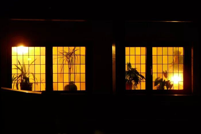 Группа свет в окне. Ночные окна. Окно ночью. Ночные окна домов. Окно светится.