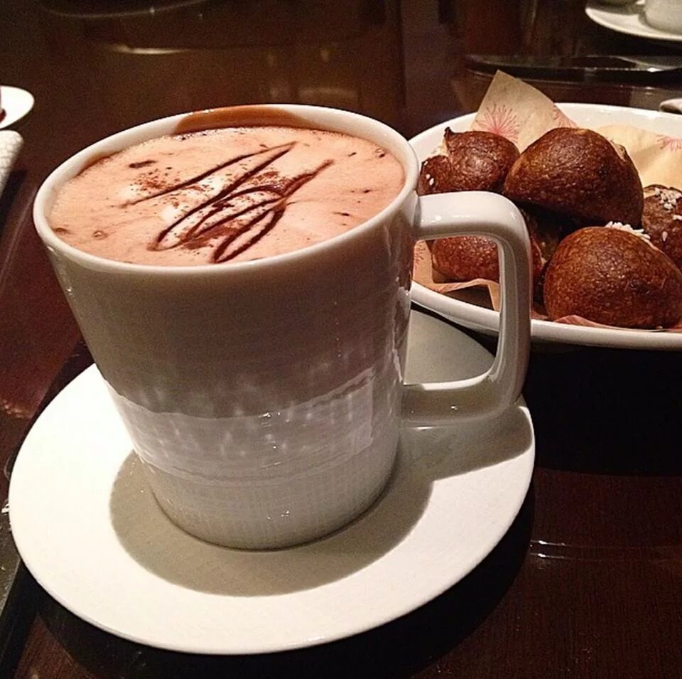 Горячий шоколад. Горячий шоколад в ресторане. Парижский горячий шоколад. Горячий шоколад в кафе.