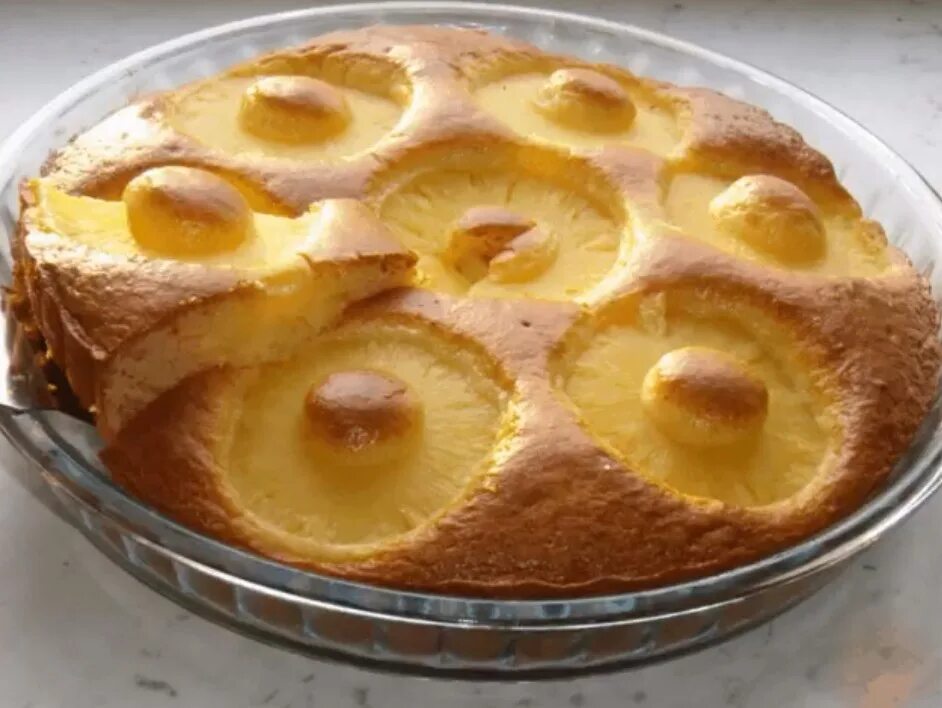 Пирог сгущенка яйцо. Пирог с ананасами. творожный пирог с ананасом. пирог с ананасами на сковороде. пирог со сгущенкой.