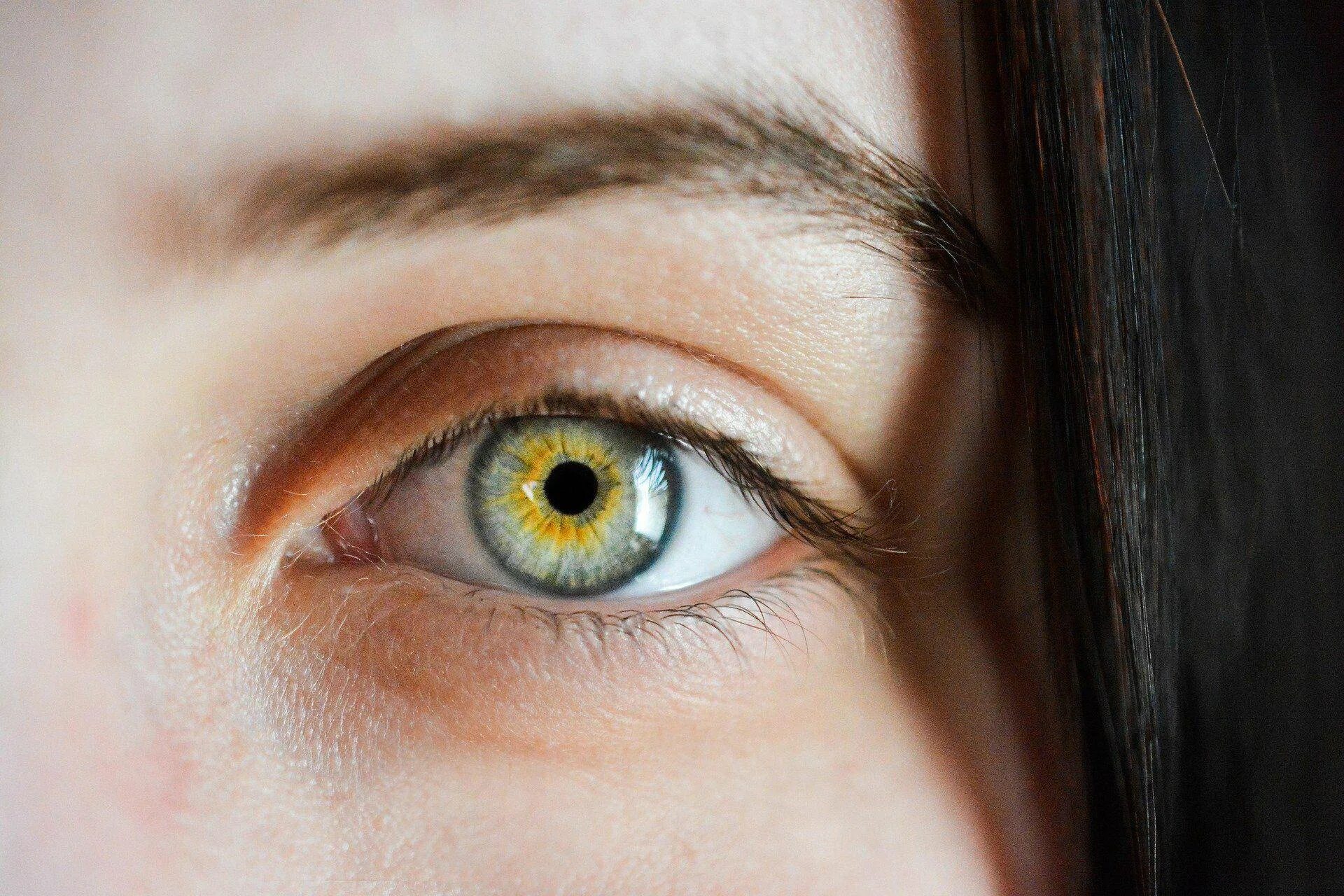 Глаз вон. Глаза. Глаз человека. Желтые глаза. Зелено янтарные глаза.