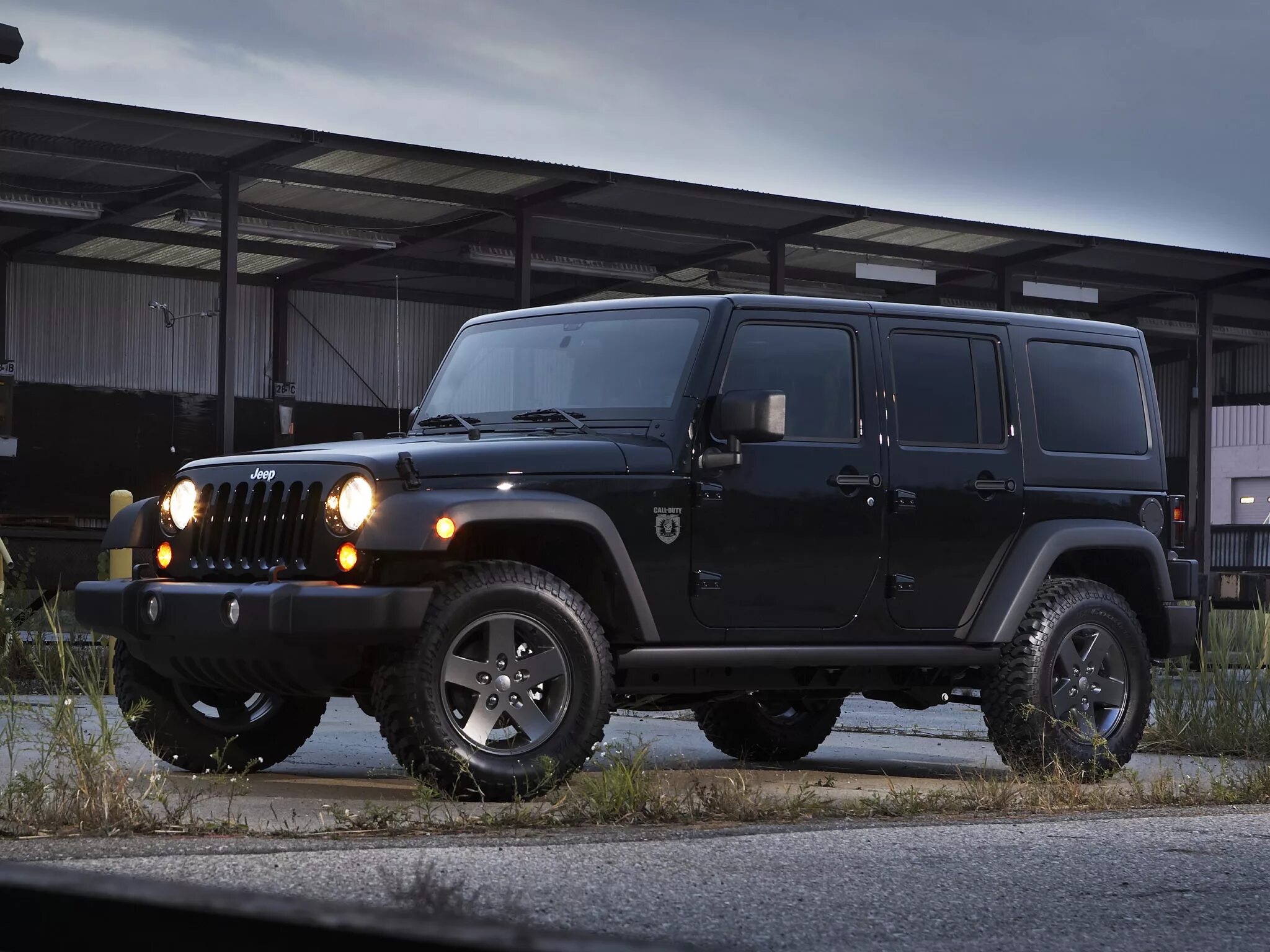 Черная с большими формами. Jeep Wrangler 2012. Jeep Wrangler Rubicon Black ops. Jeep Black ops Edition. Jeep Wrangler Black ops Edition.