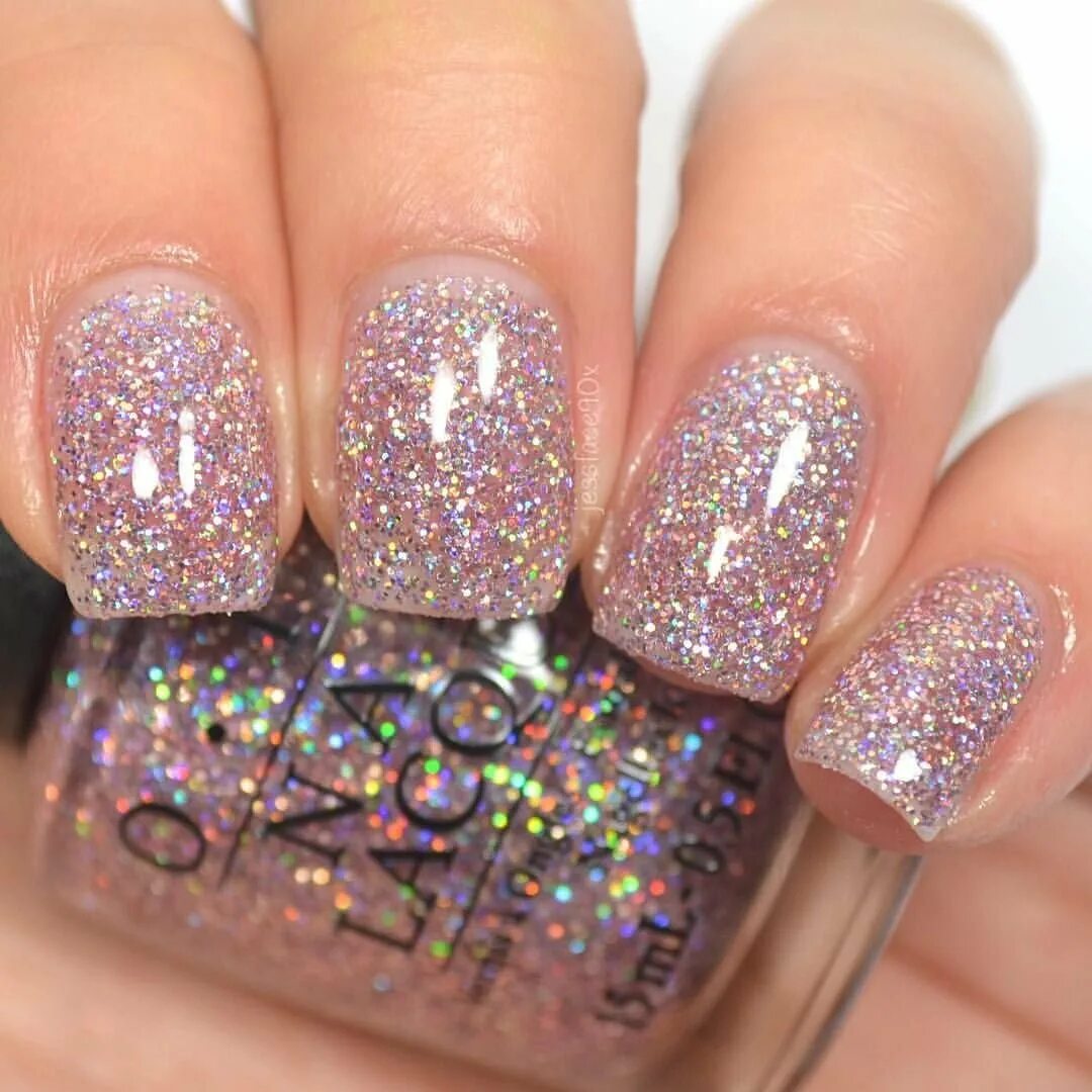 Блестящий маникюр на короткие ногти 2021. Маникюр блестки. Как сделать блестящие ногти. Блестящие ногти. Маникюр с блёсткаююююю.