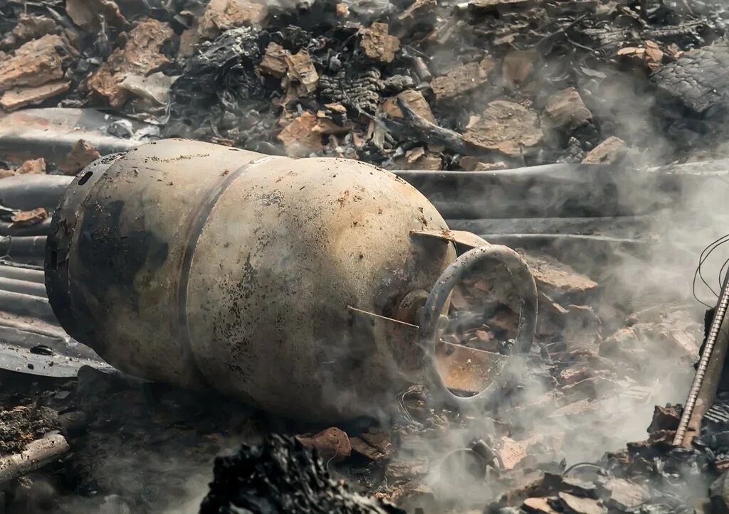 Взрыв газовоздушной смеси. Взорванный газовый баллон. Взрыв газового баллона.