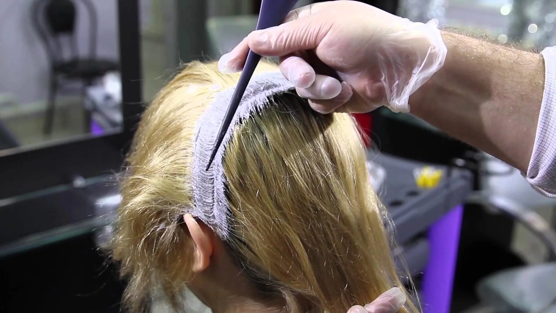 Осветление волос парикмахерской. Обесцвечивание волос в салоне. Процесс обесцвечивания волос. Окрашивание блонд процесс.