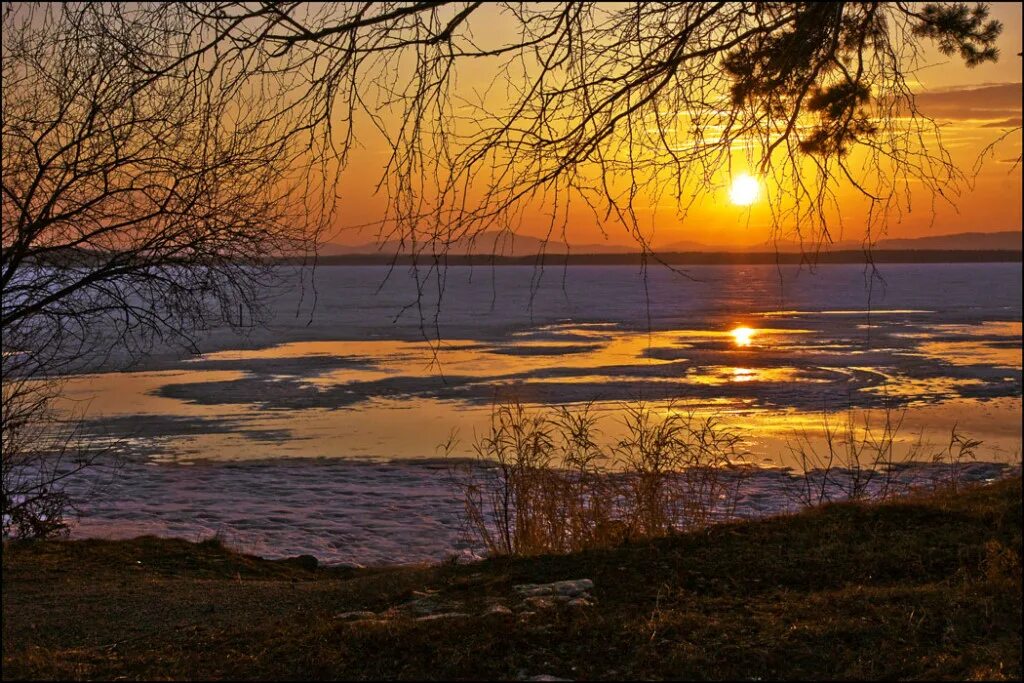 Темнеет день. Закат в марте. Закат весной в городе. Мартовский закат.