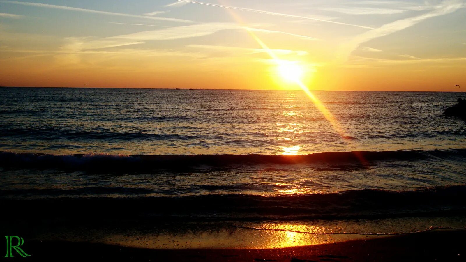 Лучи солнца на закате. Море солнце. Лучи солнца на море. Закат солнца на море.