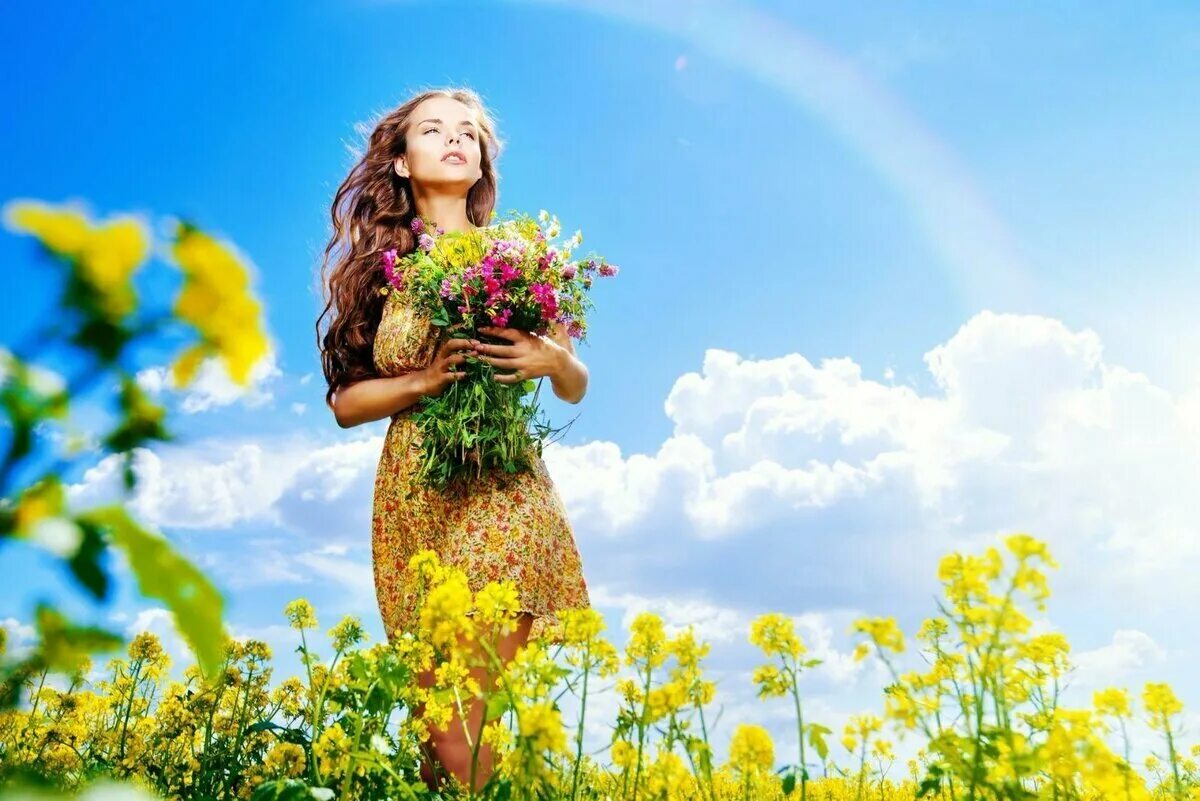 Девушка лето. Счастливая женщина. Женщина с цветами.