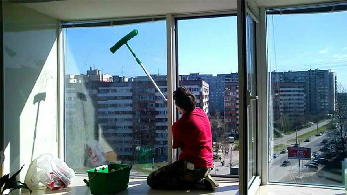 Мытье лоджии. Мойка окон. Мойка окон и балконов. Чистые окна. Мойка окон на высоком этаже.