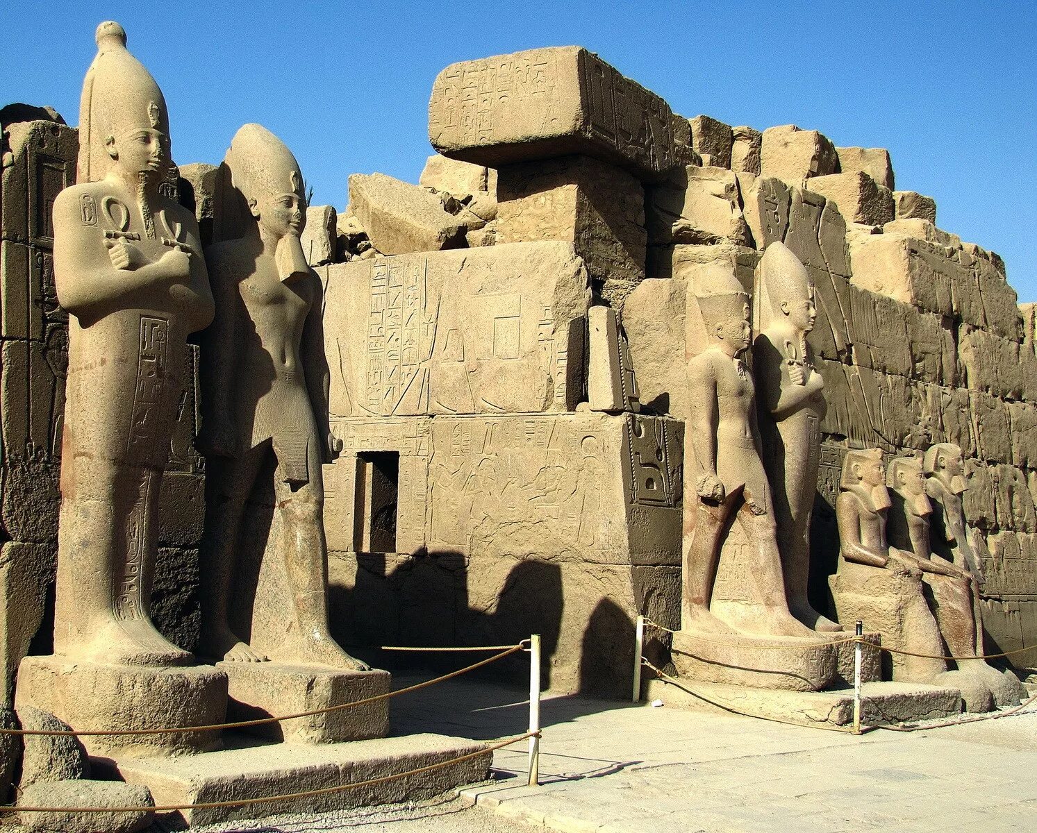 луксорский храм египет скульптура. сфинкс статуя в египте. скульптуры колоссы древнего египта. статуи сфинксов в египте. египет памятники древности.