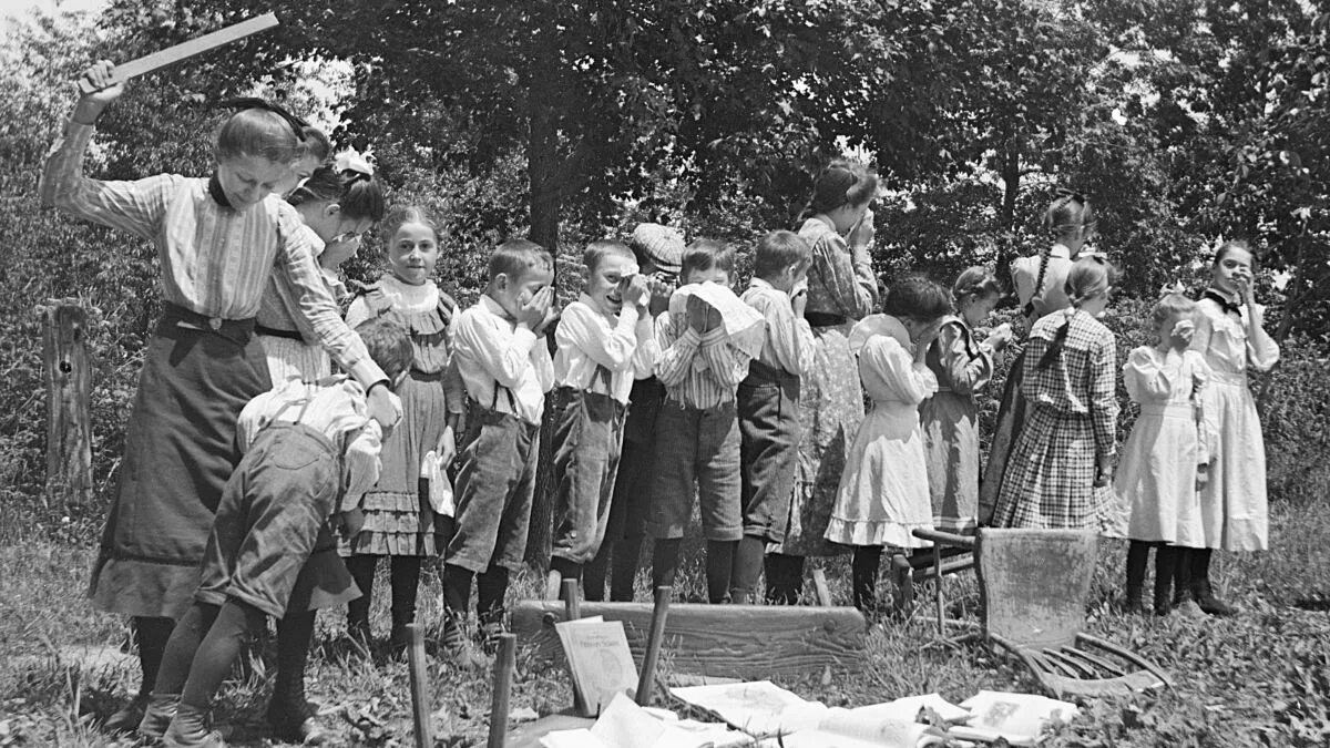Порка в спектакле. Крутые порки. Телесные наказания в средневековье. Старинные фото порки женщин. Крутые порки.