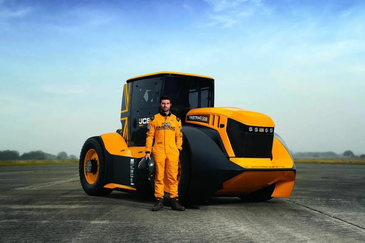 Самая большая новая. JCB Fastrac Гай Мартин. JCB Fastrac рекорд. JCB Fastrac самый быстрый трактор. JCB Fastrac рекорд скорости.