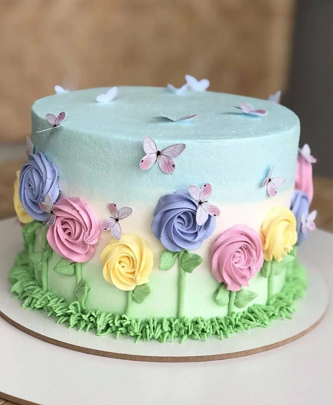 Оформление торта на день рождения девочке. Торт девочка. Кремовое украшение торта. Украшение торта для девочки. Торт с кремовым декором.