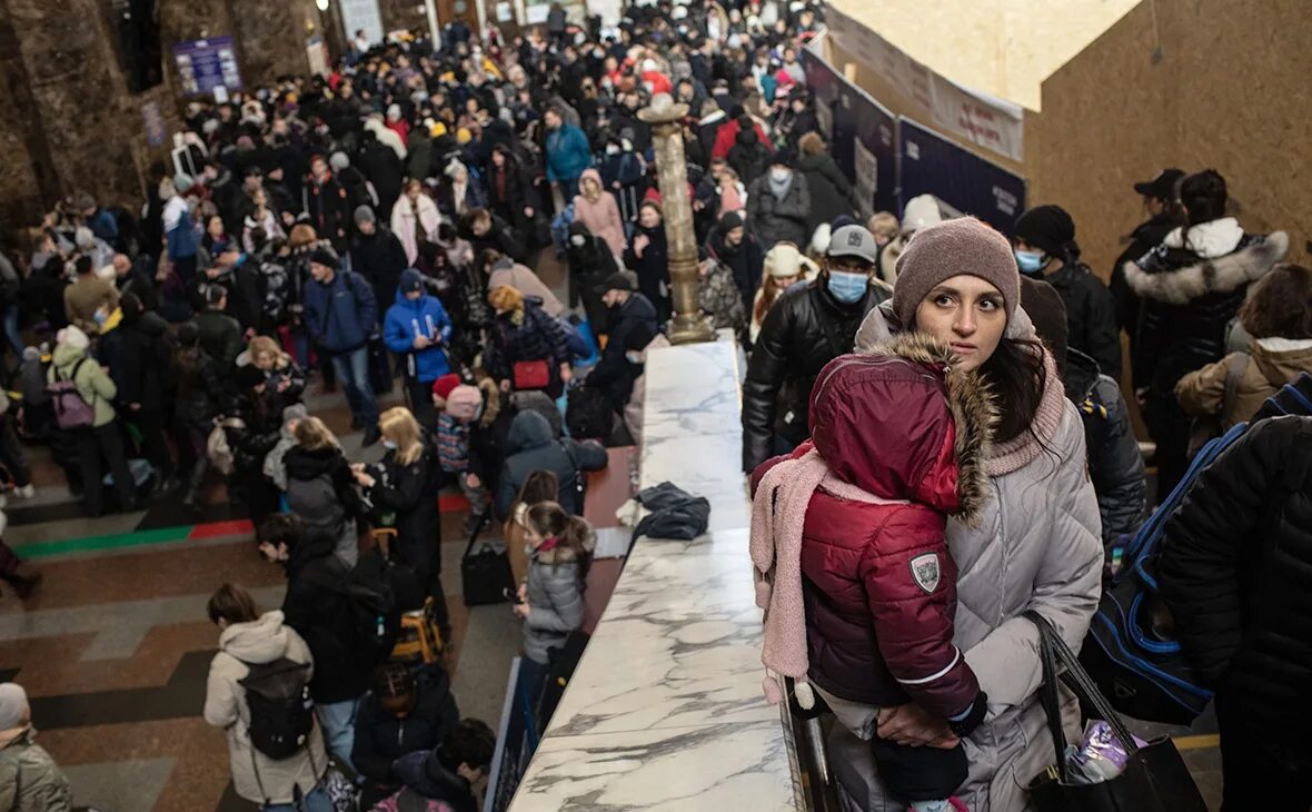 Беженцы с Украины. Беженцы на вокзале. Беженцы из Украины на вокзале. Украинские беженцы на вокзале.