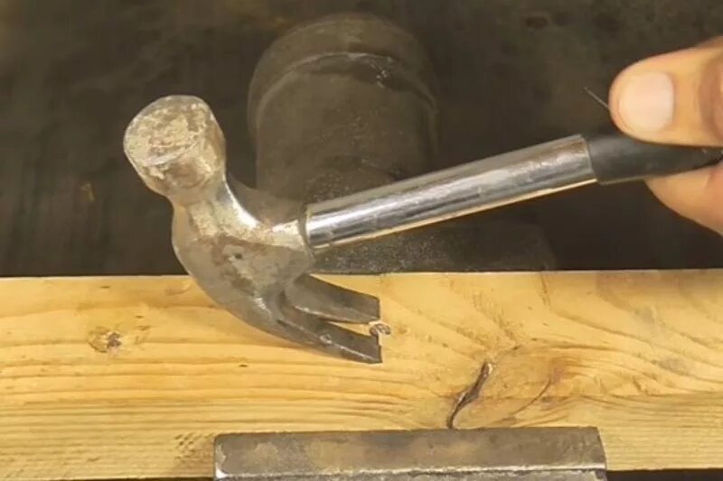 Выковыриватель гвоздей. Вытащить гвоздь из доски с забитой шляпкой. Вытащить монтажный гвоздь. Станок для забивания гвоздей в дерево. Приспособа для забивки мелких гвоздей.