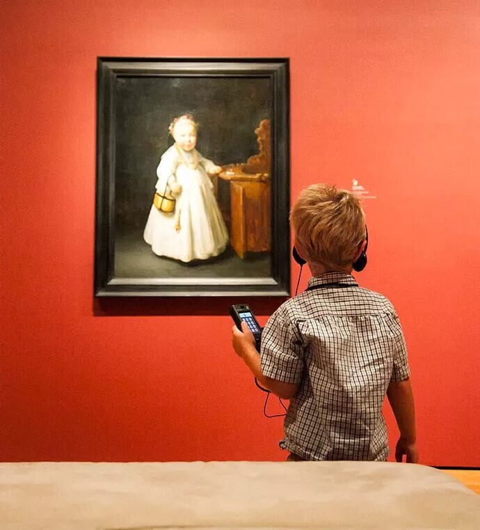 Дети в музее искусств. Дети смотря т на картин. Дети в музее картина. Картина в музее.