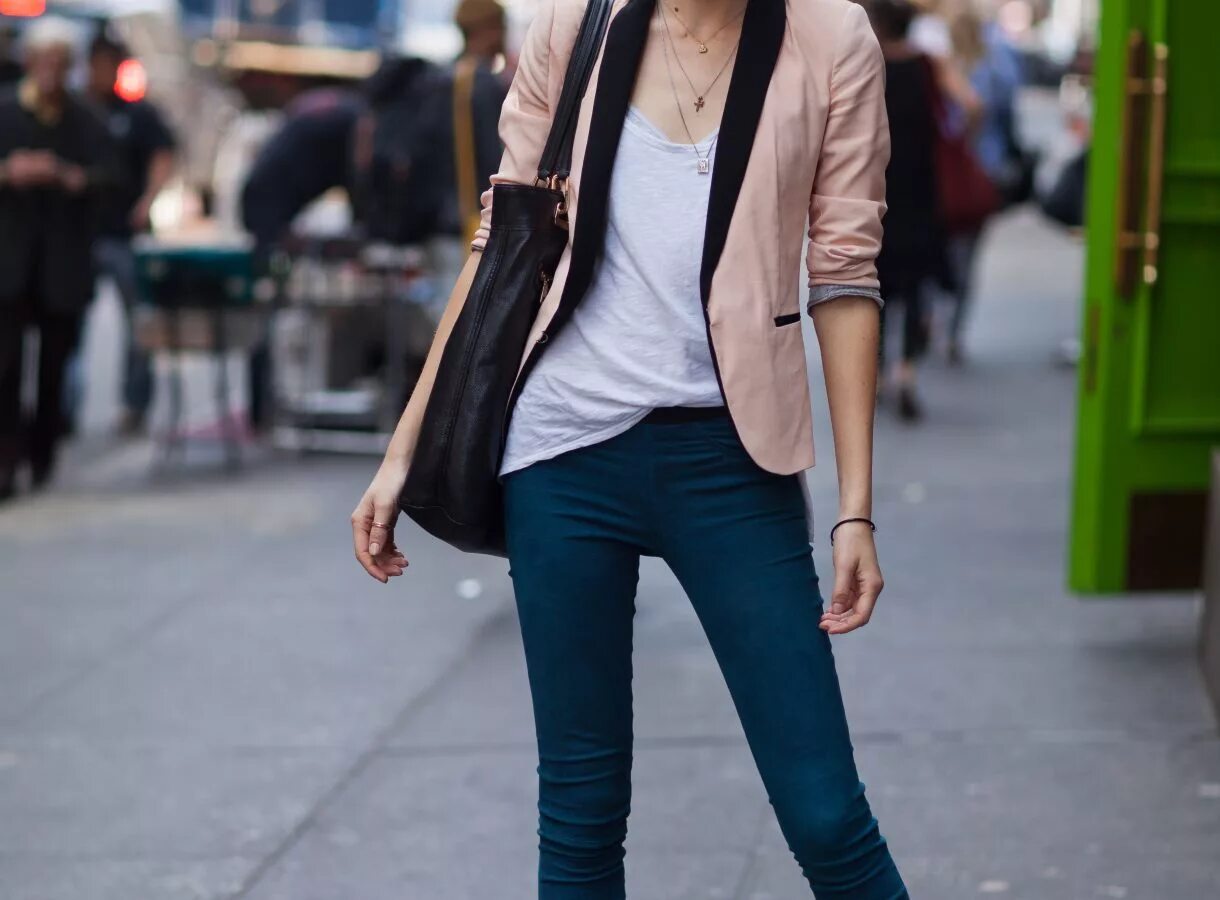 джинсы скинни 2023. кэжуал стиль женский. джинсы скинни стрит стайл. джинсы j brand capri 835t178 surge destruct. стильные образы с джинсами.