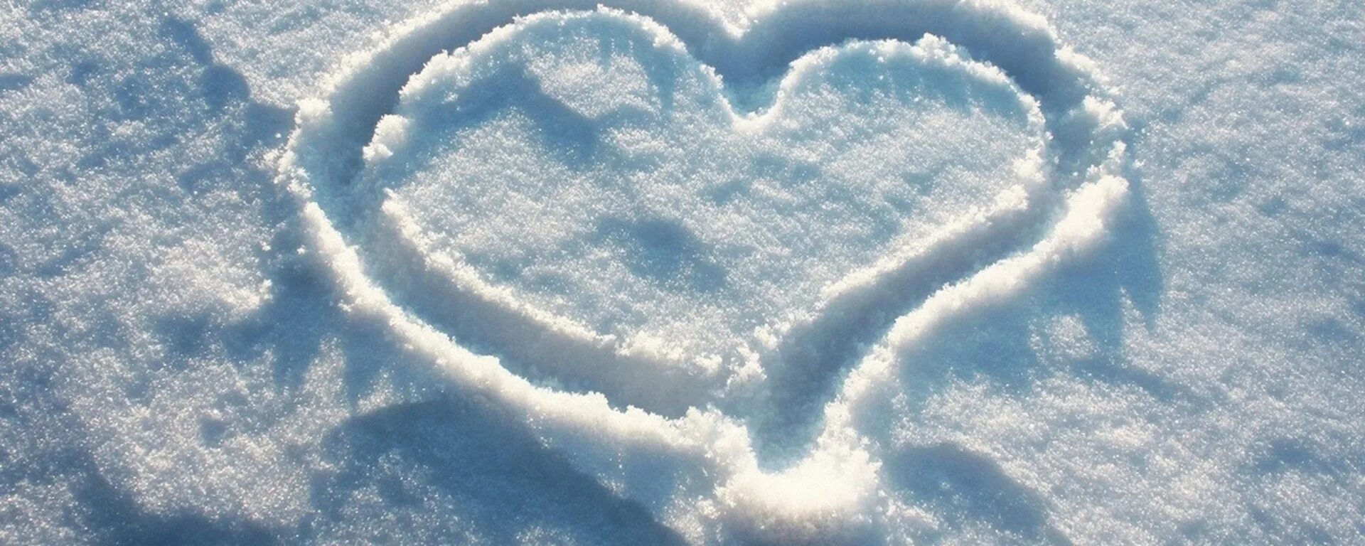 Зима на сердце на душе оригинал. Сердечко на снегу. Сердечко из снега. Надпись на снегу. Сердце нарисованное на снегу.