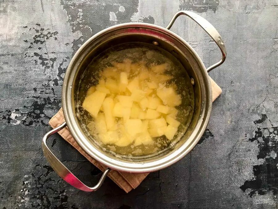 Как правильно варить суп с картошкой. Варки картофеля для супа. картошка в кастрюле. вареная картошка в кастрюле. отварить картошку в суп.