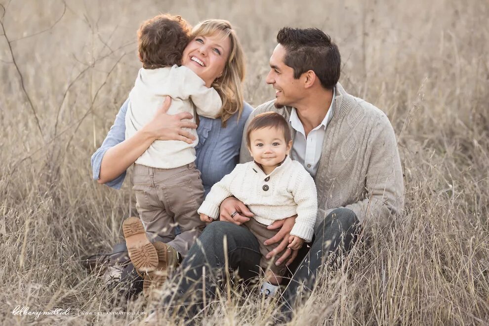 Bi family. Семейная фотосессия. Семейная фотосессия с ребенком. Красивые семейные фотосессии. Фотосессия в бежевых тонах семейная.