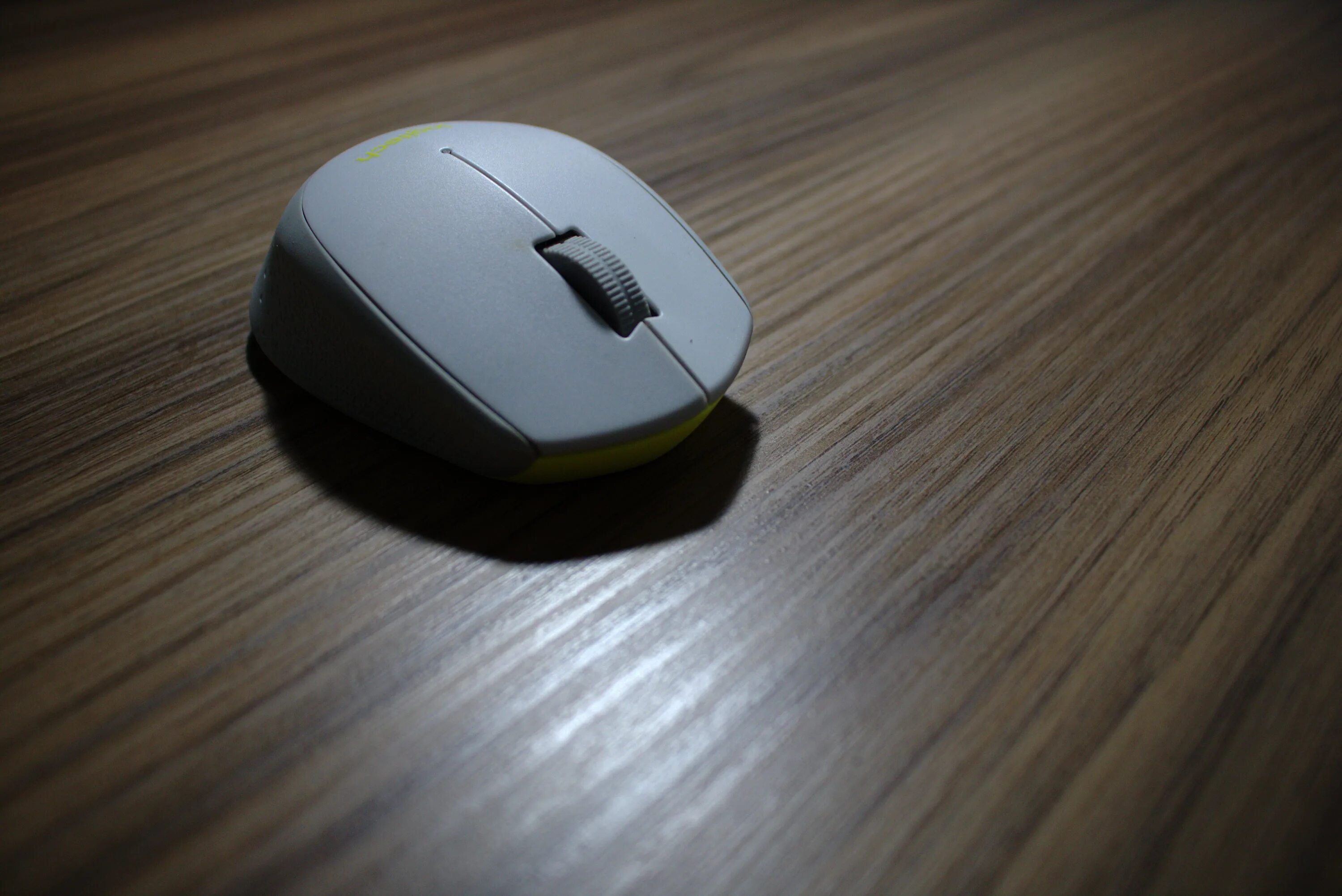 Черная белая компьютерная мышь. Мышка компьютерная. Мышка компьютерная офисная. Компьютерная мышь на столе. Мышь компьютерная красивая.