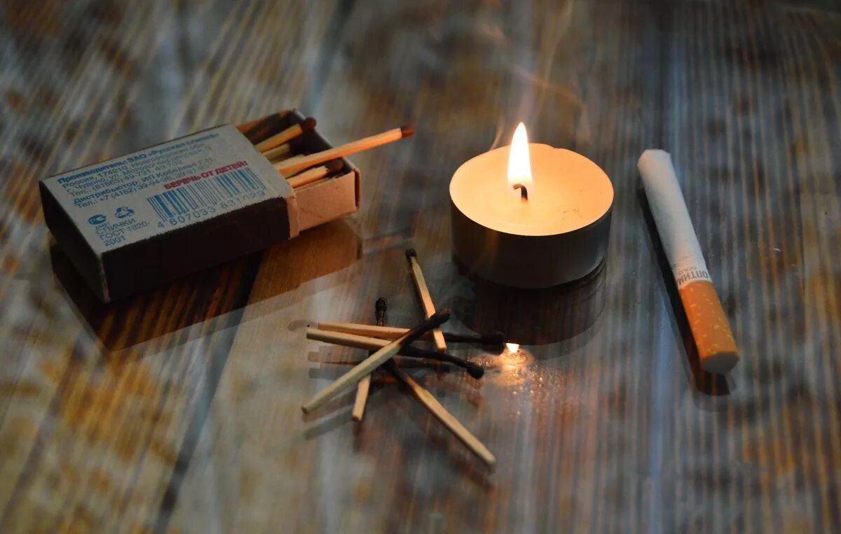 торт с окурками. потухшая свеча на черном фоне. окурок от свечи. свечка сигарета. свечка не курю.