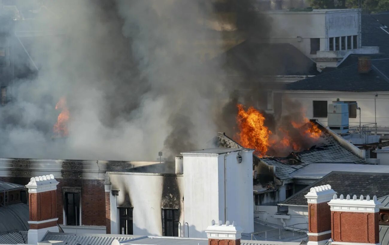 Здание парламента ЮАР. В Кейптауне загорелось здание парламента ЮАР. Пожар в здании парламента. Горящее здание парламента. Юар что произошло