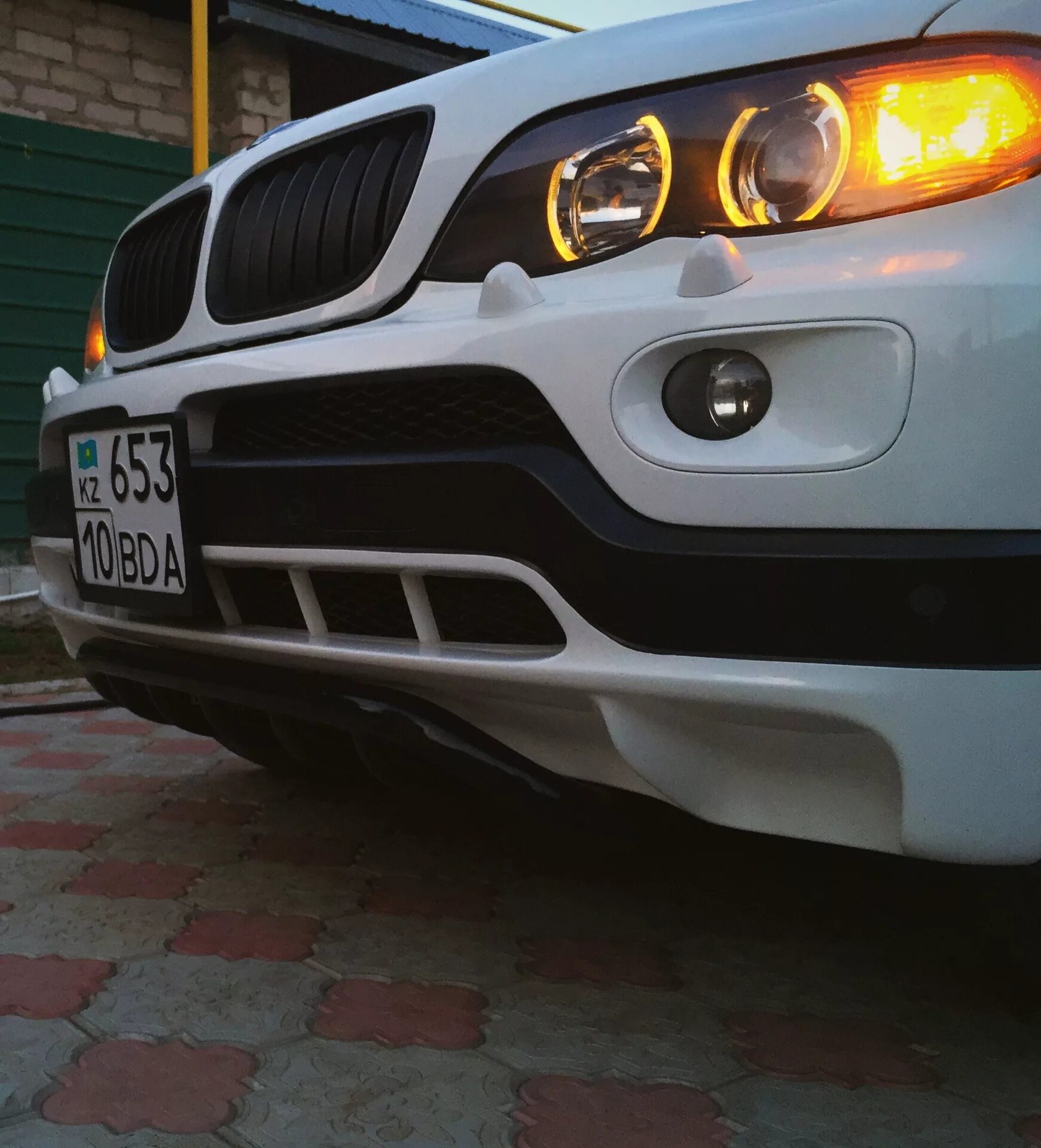 Е53 рестайлинг бампер. Оптика бмв х5 е53. bmw x5 e53 обвес. решетка бмв х5 е53 4.4. bmw x5 e53 фары американка.