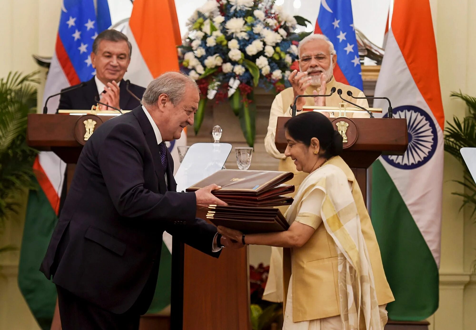 Узбекско индийские отношения. Indian president and uzbekistan president. Ҳиндистон байроғи. Индия узбекистон. Узбекистан индия.