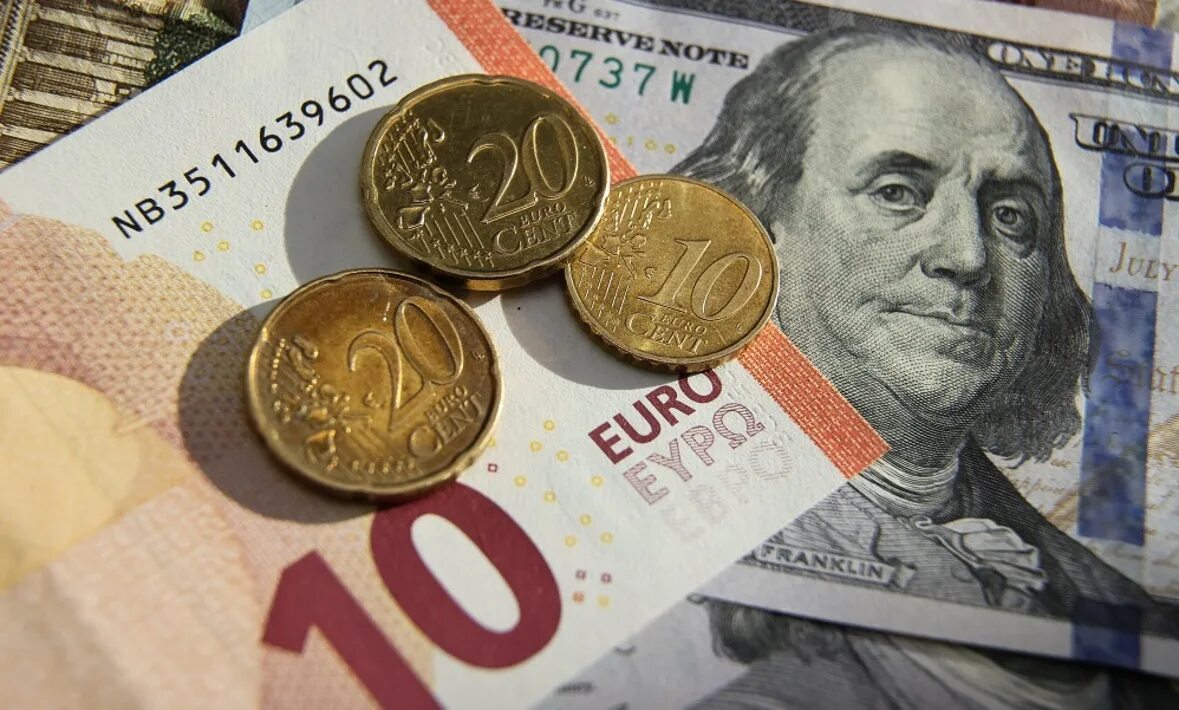 64 доллара в рублях. Доллар и евро. Иностранная валюта. Деньги Германии. Валюта фото.