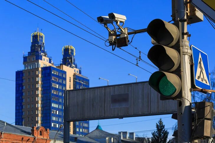 Светофор на улице города. Камера контроля скорости. Дорожные камеры. Светофор рязань. Новые светофоры.