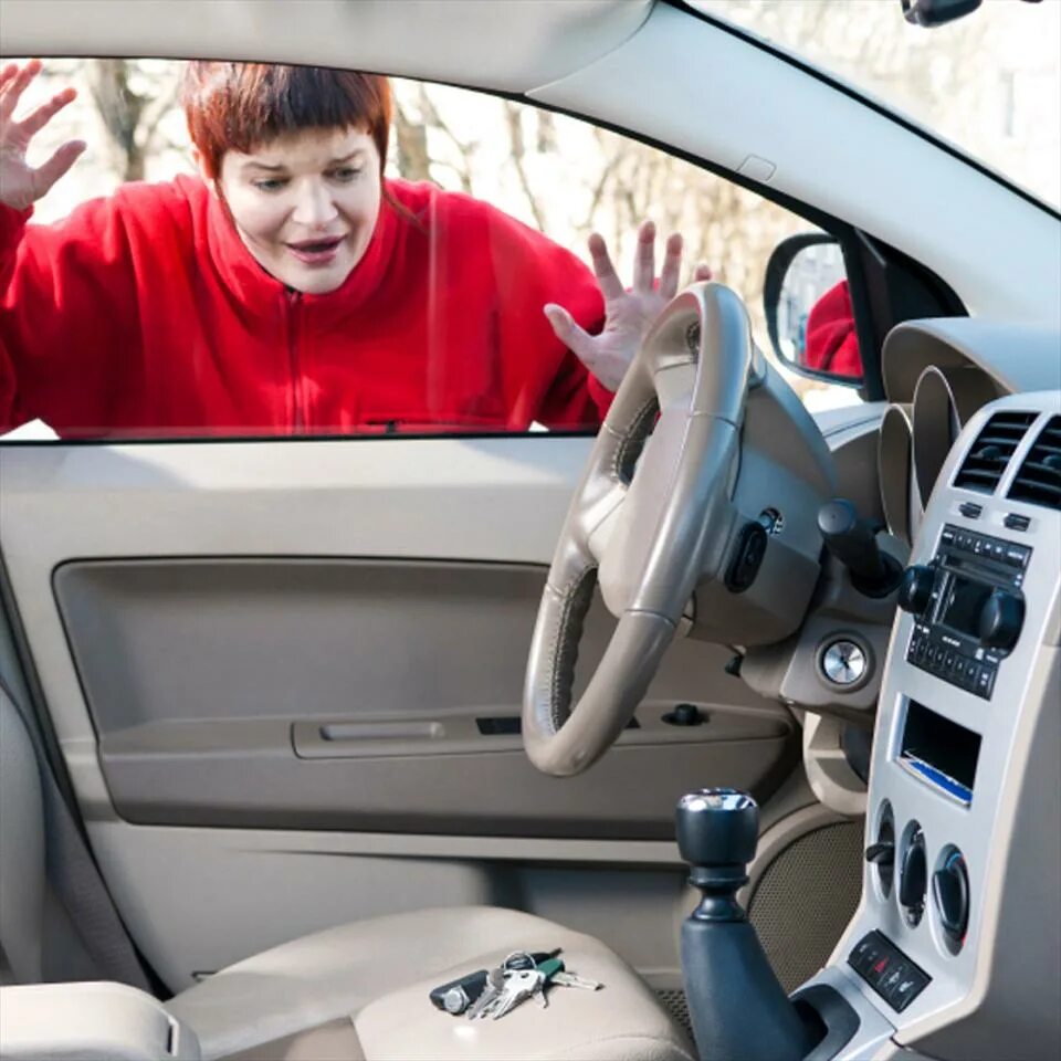 Открывай машину купить. Машина с открытой дверью. Открытая дверь авто. Ребенок открывает дверь машины. Разблокировка авто.
