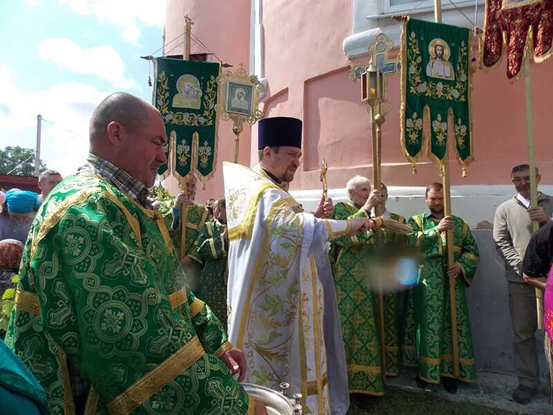 Храм Святой Троицы Крестцы. Храм Святой Троицы п.Крестцы Новгородской области. Крестцы храм Святого Никиты Новгородского Крестцы. Храм Пресвятая Троица Крестцы Новгородская область. Рп5 крестцы новгородская область