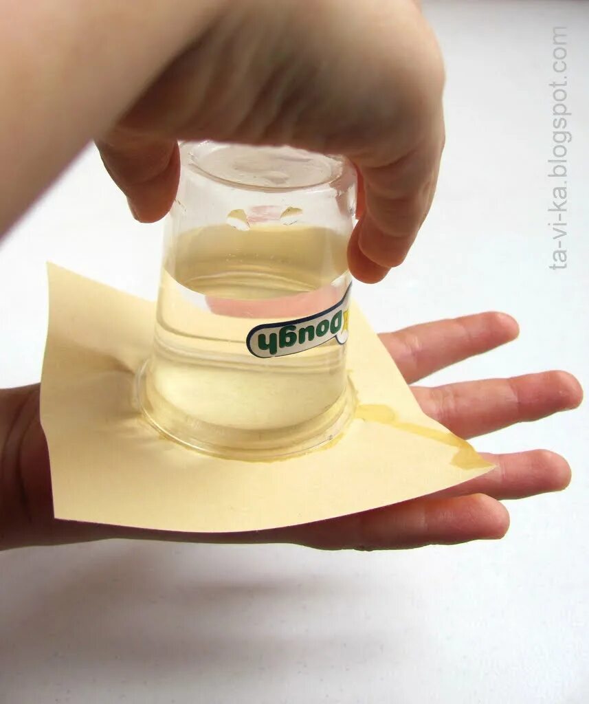 Опыт бумага стакан вода. Бумага в стакане с водой. Опыт вода в перевернутом стакане. Опыт со стаканом и бумажкой. Эксперимент со стаканом и бумагой.